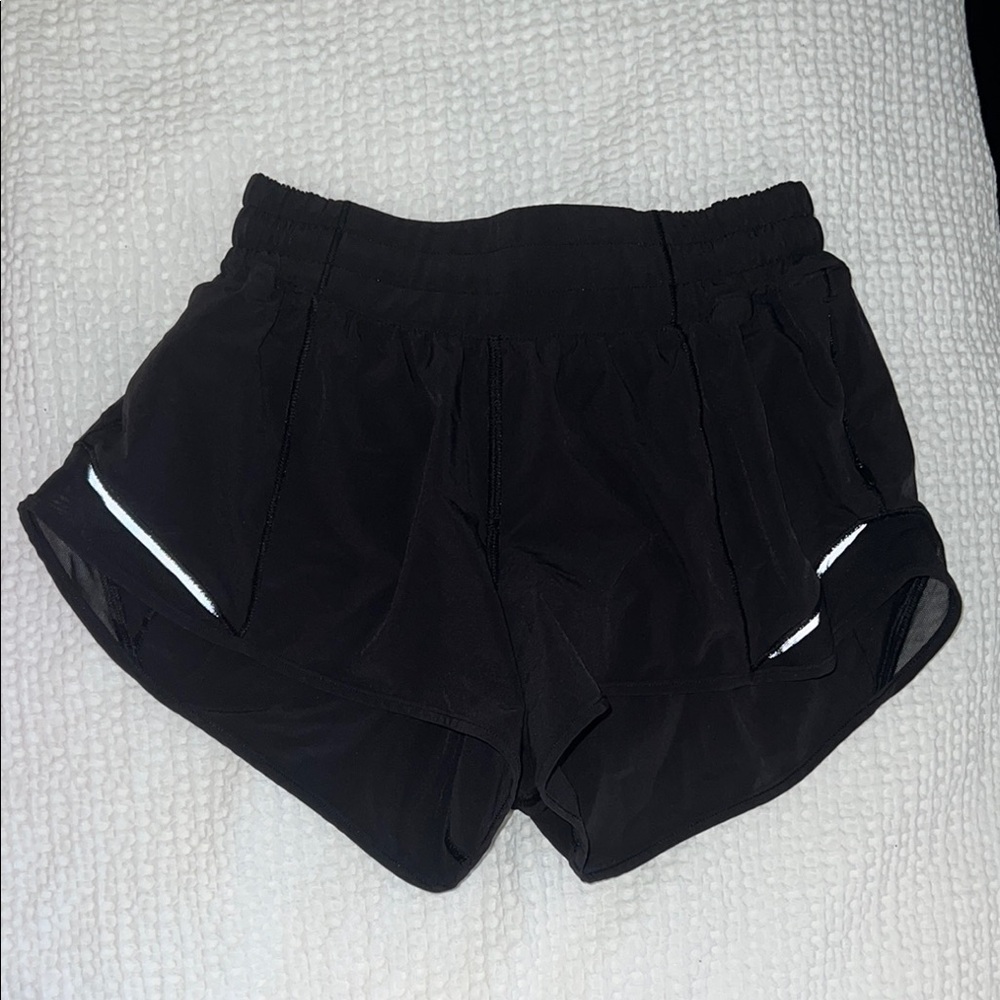 Lululemon hotty hot 2.5” 
Women's Black Athletic Shorts size 4 perfect condition